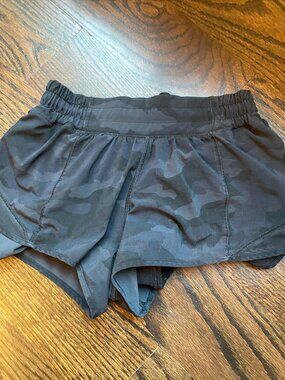 Lululemon Hotty Hot 2.5" Camo Size 4 Shorts Low Rise